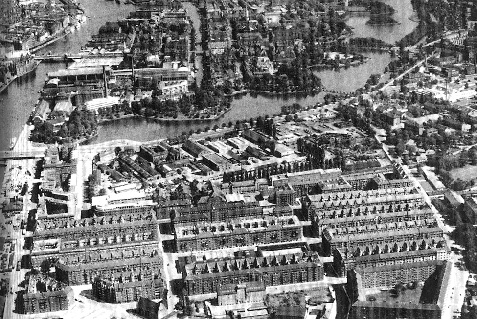 Gammelt luftfoto af Bryggen med volden - Stadsgraven i baggrunden